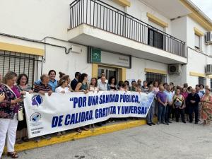 Detalle de la concentración, este martes, en el consultorio de Cuevas del Campo.