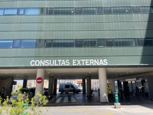 Área de acceso a las consultas de especialidades del Hospital Clínico San Cecilio.