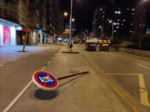 Destrozos en Camino de Ronda, tras los incidentes.