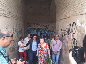 Cuenca y un grupo de concejales socialistas en el Arco de las Pesas.