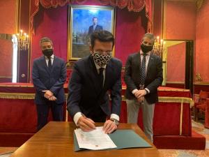 Francisco Cuenca, durante la firma, con César Díaz y Manuel Olivares.