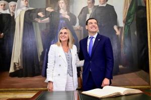 Marifrán Carazo junto a Juan Manuel Moreno, en la visita del presidente de la Junta al Ayuntamiento de Granada. 