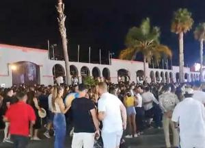 Exterior del espacio que acogió el concierto de Omar Montes en Motril.