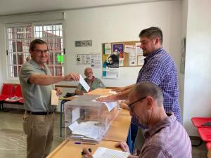 Entrena, al votar en Villanueva Mesía. 