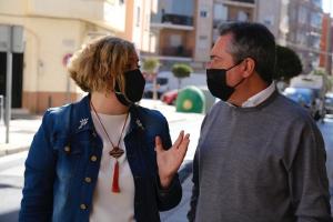 Juan Espadas junto a Flor Almón, en Motril, antes de reunirse con representantes del sector agrícola de la zona.