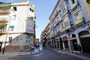 Inmueble con pintas, en la esquina de Alhamar y San Antón.