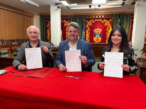 El alcalde (PSOE), en el centro, y los portavoces de IU y Maracena Conecta.