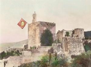 Estandarte de los Reyes Católicos colocado en la Vela durante el alzamiento de Granada. Fotomontaje con la réplica del Ayuntamiento sobre una fotografía de 1880.