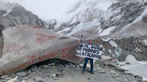 Pancarta contra la instalación de la planta de biogás en La Calahorra desplegada por un montañero en el Everest.