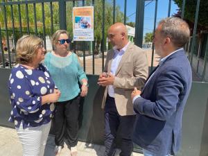 Los representantes socialistas, este martes en el CEIP Federico García Lorca de Fuente Vaqueros.