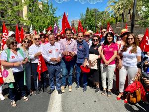 Entrena ha encabezado la delegación socialista que ha participado en la manifestación del 1 de mayo de Granada. 