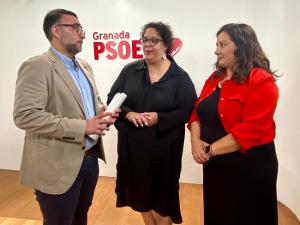 Leandro Martín junto a dos concejalas del PSOE en Vegas del Genil.