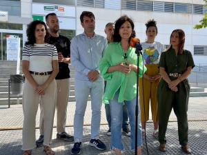 María Ángeles Prieto con Olga Manzano y los representantes del PSOE de Loja.