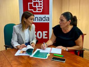 Olga Manzano y Yolanda Fernández, este jueves, en la sede provincial del PSOE.