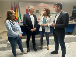 El senador Alejandro Zubeldia con representantes socialistas accitanos.