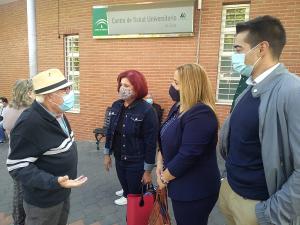 Elvira Ramón y Purificación López, este lunes, en el centro de salud de La Zubia.