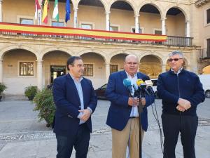 El senador José Antonio Robles, en el centro, en Guadix.