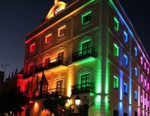 Fachada del Ayuntamiento de Almuñécar con los colores de la bandera arcoíris.