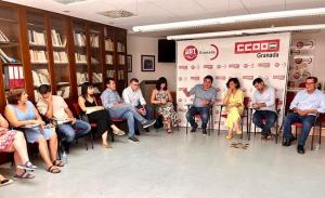 Foto del encuentro de la candidatura socialissta con representantes de CCOO y UGT.