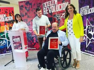 Manuel Ruiz, en una de sus últimas imáganes públicas, cuando recogió en 2023 un premio de las JS de Granada. En la imagen junto a Belén Porcel.