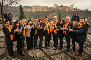 Foto de familia de Ciudadanos en el Mirador de San Nicolás. 