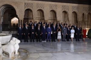 Los representantes europeos, con los Reyes de España, en la foto de familia en el Patio de los Leones de la Alhambra.