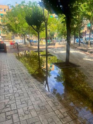 Agua acumulada en una acera.