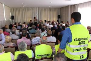 La ministra Teresa Ribera ofrece explicaciones al empresariado. 