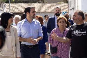 Garzón, en una visita a la Zona Norte de Granada, como ministro de Consumo.