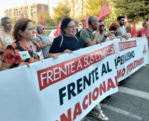 Mari Carmen Pérez (izq.)en la manifestación contra la cumbre de la UE en Granada en octubre de 2023.