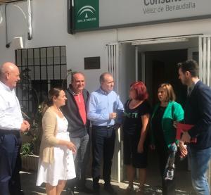 Representación socialista con el alcalde de Vélez Benaudalla.
