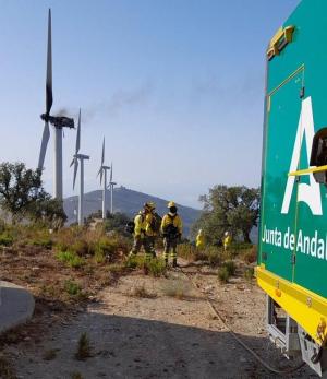 Imagen de archivo de un dispositivo del Infoca en la Sierra de Lújar tras la explosión de un aerogenerador.