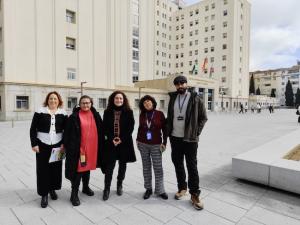 Dirigentes de IU ante el Hospital Virgen de las Nieves.