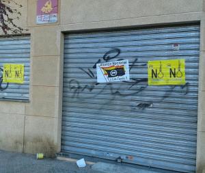 Carteles pegados en las persianas de la sede. 