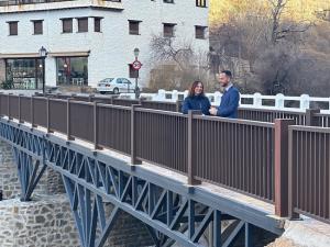 Rocío Díaz, y el alcalde de Trévelez, Adrián Gallegos, en su visita a las dos nuevas pasarelas ciclopeatonales de los puentes de la carretera A-4132.