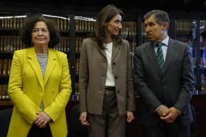 Pilar Llop acompañada por Lorenzo del Río y Pilar Aranda. 