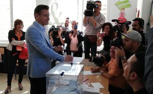 Luis Salvador, al votar en el colegio Alcazaba.