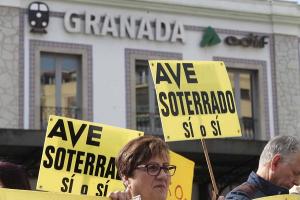 Detalle de una manifestación por un tren y un AVE dignos para Granada.