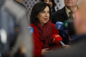 Margarita Robles atiende a los medios en Granada este lunes.