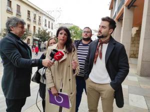 La secretaria general de Podemos Andalucía, Martina Velarde, atiende a los medios en Córdoba junto al parlamentario de Por Andalucía José Manuel Gómez Jurado.