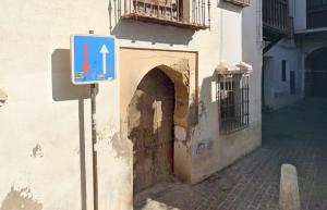 Deterioro en la entrada de la Casa de los Mascarones, en la calle Pagés.