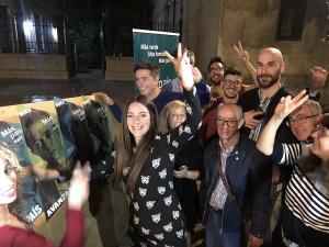 Con una pegada simbólica de carteles, Terrón ha arrancado la campaña electoral.