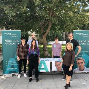 Imagen de archivo de Ana Terrón (a la izquierda) con otros representantes de Más País Granada en un acto electoral en Motril.