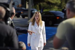 a presidenta de Italia, Giorgia Meloni, a su llegada al Palacio de Congresos de Granada para participar en la cumbre de la Comunidad Política Europea (CPE).