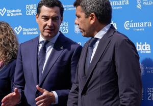 El presidente de la Junta de Andalucía, Juan Manuel Moreno (2i), y el presidente de la Generalitat Valenciana, Carlos Mazón (d) conversan a su llegada al Foro Cope Desafíos 2025, en Granada.