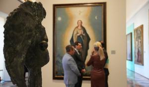 Moreno urante su visita a la exposición que acoge el Museo de Belas Artes de Granada.