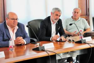 Raúl Orellana, en el centro de la imagen, en una reunión en la Junta para tratar la ampliación.