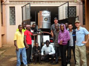 Pamoja Cleantech, una empresa que proporciona electricidad a través de biomasa y energía solar a comunidades rurales en Uganda. 