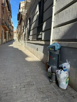 Basura en una papelera en el Barrio de la Virgen.