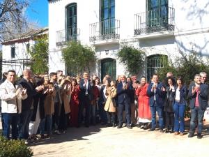 Pedro Fernández, con alcaldes, alcaldesas y ediles de toda la provincia, este miércoles en la Huerta de San Vicente. 